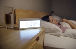 世界睡眠日关注：我国成年人和学生七成睡眠不达标